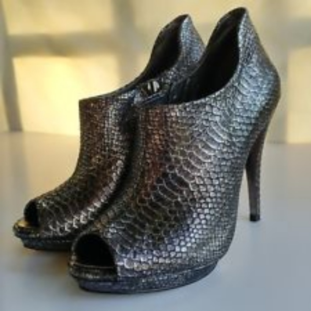 New BCBG MAXAZRIA Ma-Nitai Bootie snake print 10M